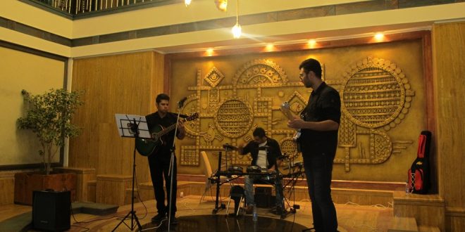 اجرای زنده موسیقی توسط گروه فرهادی در لابی هتل نارنجستان